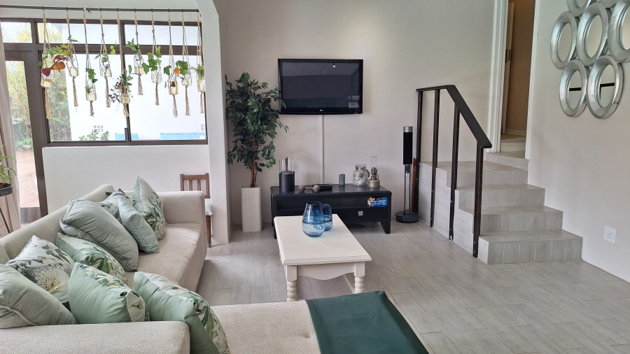 6 Bedroom Property for Sale in Gonubie Eastern Cape